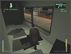 Dzięki nim wybijesz szybę w tunelu po prawej - [Ghost] The Airport - North Point | Enter The Matrix - Enter The Matrix - poradnik do gry