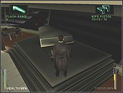 W końcu powinieneś oczyścić całe pomieszczenie, kończąc na ostatniej grupie czekającej na najwyższym piętrze, przy barze - [Ghost] The Airport - Revolving Restaurant | Enter The Matrix - Enter The Matrix - poradnik do gry