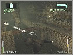 Natrafisz za zakrętem na cale zgrupowanie żołnierzy z karabinami w dole - [Ghost] The Sewers - Waterway 2 | Enter The Matrix - Enter The Matrix - poradnik do gry