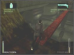 Zanim ruszysz przed siebie po czerwonej kładce, weź pod uwagę kilka ewentualności: snajpera z prawej, na górze oraz dwóch wojaków - z prawej i lewej strony, na kładkach poniżej - [Ghost] The Sewers - Malachi and Bane | Enter The Matrix - Enter The Matrix - poradnik do gry