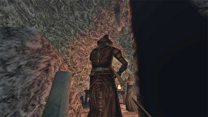 Na górze przebywa 2 kolejnych wartowników (jeden z nich jest ukryty za lewą skałą) - Gloomwood: Coast Caves (jaskinie) - solucja, opis przejścia - Gloomwood - poradnik do gry