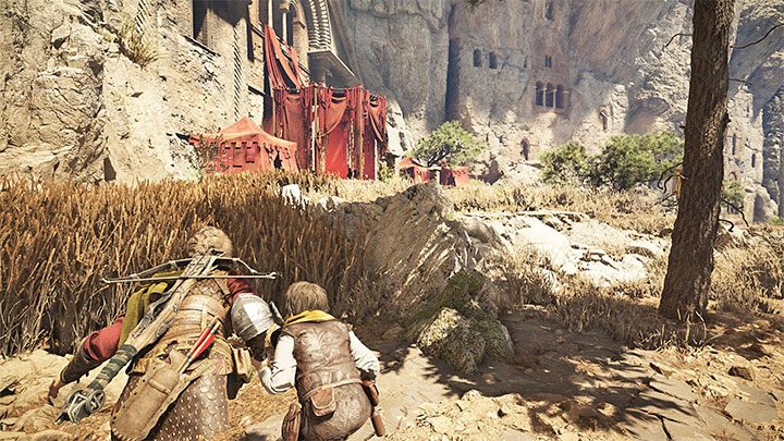 Zeskoczcie do wysokiej trawy na lewo od głównej ścieżki i zbliżcie się do czerwonego namiotu - Plague Tale Requiem: Ominięcie punktu kontrolnego (Find a way around the checkpoint) - solucja, opis przejścia - A Plague Tale Requiem - poradnik do gry