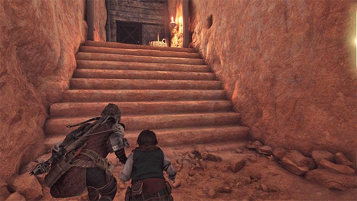 Macie teraz wybór - możecie skradać się (odwracajcie ich uwagę rzucając kamieniami w skrzynie z narzędziami) lub eliminować bandytów - Plague Tale Requiem: Podróż w stronę wybrzeża (Find a way towards the coast) - solucja, opis przejścia - A Plague Tale Requiem - poradnik do gry