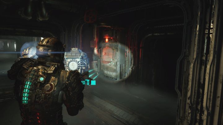 W sali odpraw (Briefing Room) pokonajcie kolejne potwory i zabierzcie ogniwo - trzeba je dostarczyć do slotu przy północnej windzie - Dead Space Remake: Armia umarłych (Dead on Arrival) - Dead Space Remake - poradnik do gry