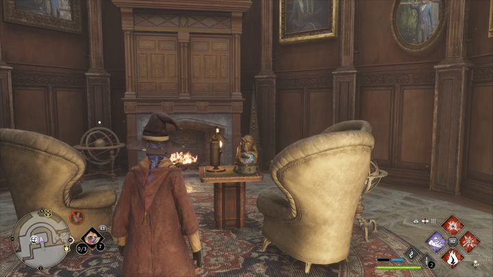 Posążek stoi na małym stoliku przy fotelach i kominku - Hogwarts Legacy: Posążki demimoza (Demiguise Statues) - Hogwart - Hogwarts Legacy - poradnik do gry