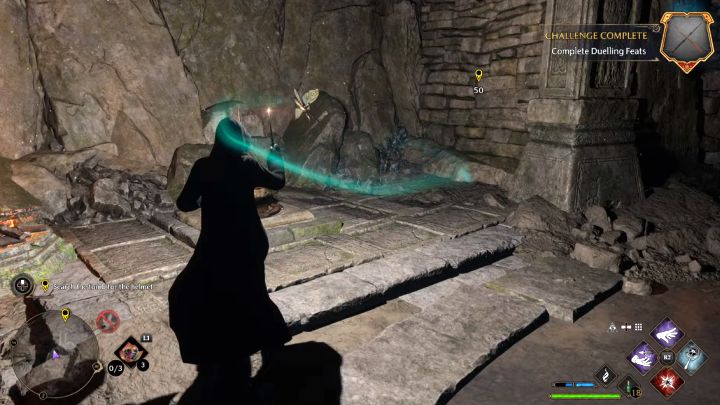 Po bitwie użyjcie Lumos do złapania pierwszej ćmy i dotrzyjcie z nią do nieaktywnego bocznego stanowiska z obrazka (jest na lewo, niżej od bramy) - Hogwarts Legacy: Hełm Urtkota (The Helm of Urtkot) - Hogwarts Legacy - poradnik do gry