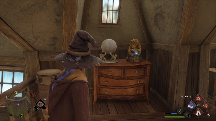 Drugi posążek Demiguise Statue #2 (Hogsmeade) jest w małym domu obok sklepu z różdżkami Ollivanderów - Hogwarts Legacy: Posążki demimoza (Demiguise Statues) - Hogsmeade - Hogwarts Legacy - poradnik do gry