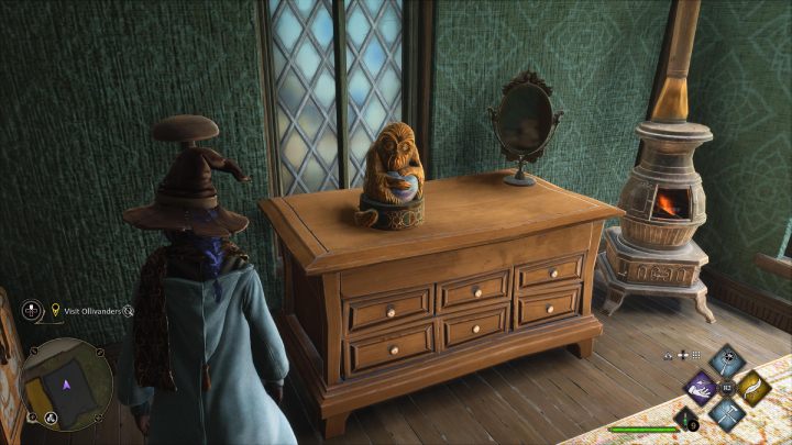 Pierwszy posążek Demiguise Statue #1 (Hogsmeade) w Hogsmeade jest w sklepie Księgi i Zwoje (Tomes and Scrolls) - Hogwarts Legacy: Posążki demimoza (Demiguise Statues) - Hogsmeade - Hogwarts Legacy - poradnik do gry