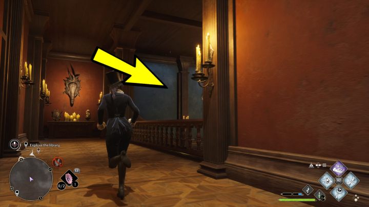 Zejdźcie po schodach po prawej stronie na dół, przejdźcie przez pomieszczenie i zejdźcie po następnych schodach w dół - Hogwarts Legacy: Jak zbadać bibliotekę w queście Pilnowanie swojego nosa (Minding Your Own Business)? - Hogwarts Legacy - poradnik do gry