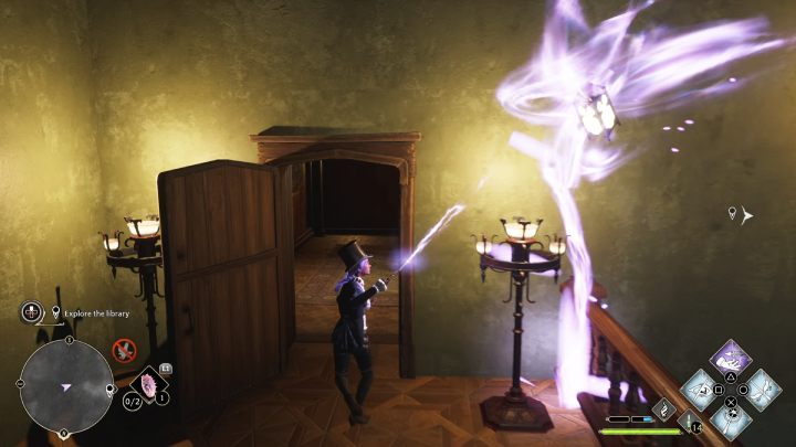 Gdy zbliżycie do siebie lampion, przed Wami pojawią i otworzą się drzwi - Hogwarts Legacy: Jak zbadać bibliotekę w queście Pilnowanie swojego nosa (Minding Your Own Business)? - Hogwarts Legacy - poradnik do gry