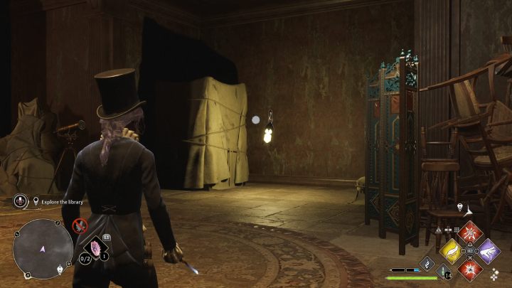 Obok szafy owiniętej prześcieradłem będzie lampion - Hogwarts Legacy: Jak zbadać bibliotekę w queście Pilnowanie swojego nosa (Minding Your Own Business)? - Hogwarts Legacy - poradnik do gry