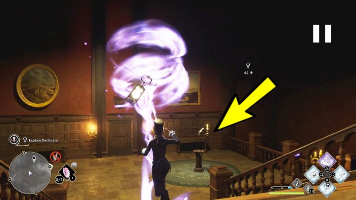 Podtrzymując lampion, zejdźcie po schodach i włóżcie go do stojaka - Hogwarts Legacy: Jak zbadać bibliotekę w queście Pilnowanie swojego nosa (Minding Your Own Business)? - Hogwarts Legacy - poradnik do gry