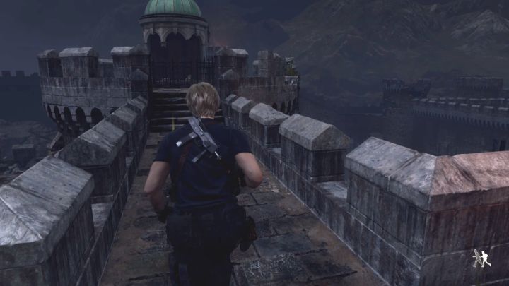 Obróćcie się o 180 stopni i pobiegnijcie prosto w stronę okrągłej części górnych murów (jest tu armata, z której skorzystacie później) - Resident Evil 4 Remake: Jak zniszczyć katapulty w Castle Gate? - Resident Evil 4 Remake - poradnik do gry
