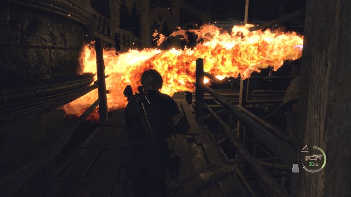 Plan działania zakłada biegnięcie za płomieniami obracającego się posągu - Resident Evil 4 Remake: Jak unikać pułapek w wieży zegarowej (Clock Tower)? - Resident Evil 4 Remake - poradnik do gry