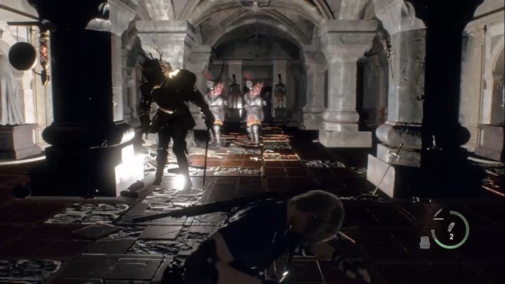 Kluczem do wygranej z Mercilles Knight jest korzystanie z granatów błyskowych (Flashbang) - Resident Evil 4 Remake: Merciless Knight - Resident Evil 4 Remake - poradnik do gry