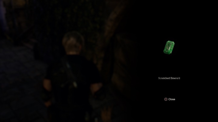 Z gniazda wypadnie Scratched Emerald, który należy zabrać do sprzedawcy - jego stanowisko jest tuż obok - Resident Evil 4 Remake: Jewel Thief - Resident Evil 4 Remake - poradnik do gry