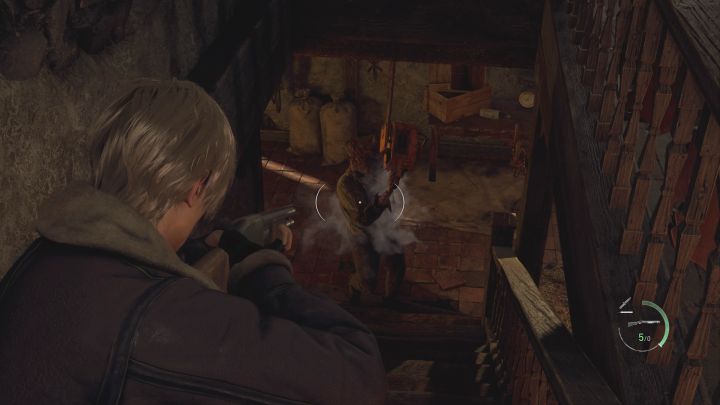 Podczas wykonywania poniższych czynności Chainsaw Man zniszczy drzwi na parterze - Resident Evil 4 Remake: Jak przetrwać bitwę w wiosce (Village Square)? - Resident Evil 4 Remake - poradnik do gry