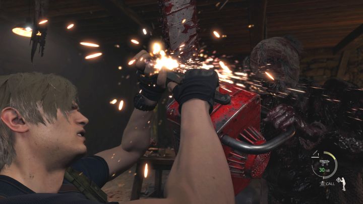Możecie biegać wokół stołu i utrudniać dzięki temu wrogom dopadnięcie protagonisty, a także spróbować wyjść na zewnątrz - Resident Evil 4 Remake: Jak pokonać bossów Chainsaw Sisters? - Resident Evil 4 Remake - poradnik do gry