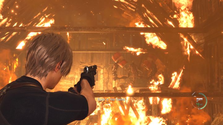 W pewnym momencie Mendez chwyci za dwie wybuchowe beczki - zdetonujcie dowolną z nich strzałem z dużej odległości, zanim boss nimi rzuci - Resident Evil 4 Remake: Jak pokonać Bossa Mendez? - Resident Evil 4 Remake - poradnik do gry