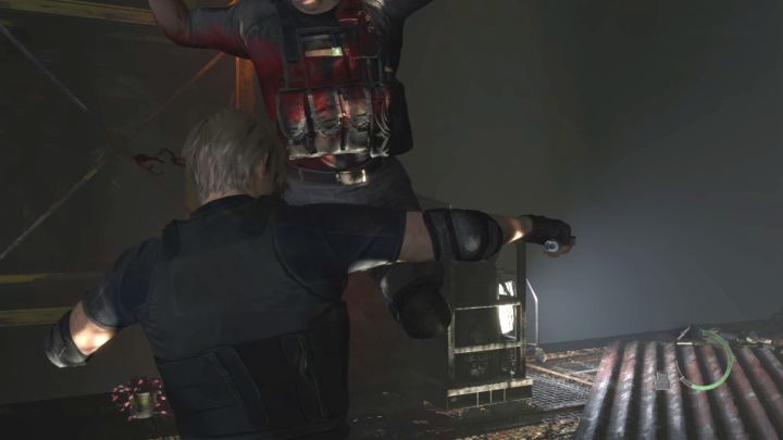 Krauser wykonuje skoki i ląduje za Leonem - Resident Evil 4 Remake: Jak pokonać bossa Jack Krauser? - Resident Evil 4 Remake - poradnik do gry