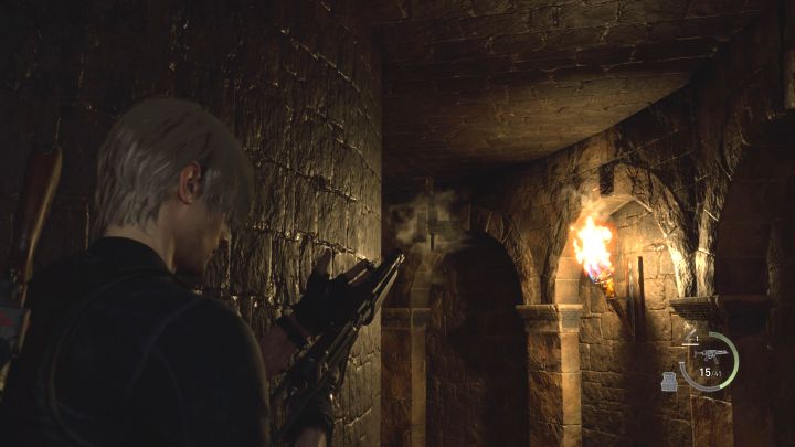 W dalszej części katakumb są działka maszynowe przyczepione do sufitów - Resident Evil 4 Remake: Jak ponownie pokonać bossa Jack Krauser w rozdziale 14? - Resident Evil 4 Remake - poradnik do gry