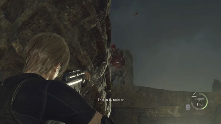 Krauser pojawi się nad Wami i rozpocznijcie ostrzał żeby sprowadzić bossa na dół - Resident Evil 4 Remake: Jak ponownie pokonać bossa Jack Krauser w rozdziale 14? - Resident Evil 4 Remake - poradnik do gry