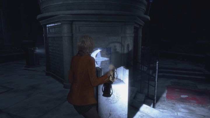 Z lampą z półksiężycem pobiegnijcie w prawo i dokonajcie podmiany na lewym podeście (patrząc od miejsca startu) - Resident Evil 4 Remake: Zagadka Salazar Family Insignia (Ashley) - Resident Evil 4 Remake - poradnik do gry