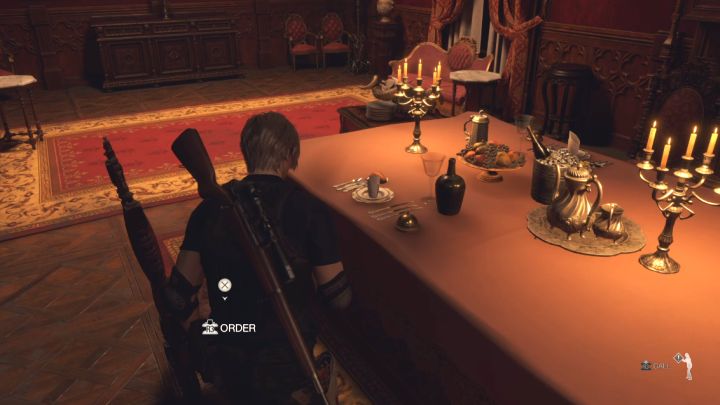 Miejsce dla Leona pokazuje powyższy obrazek - to stół będący bliżej obrazów - Resident Evil 4 Remake: Zagadka z krzesłami z jadalni (Dining Hall) - Resident Evil 4 Remake - poradnik do gry