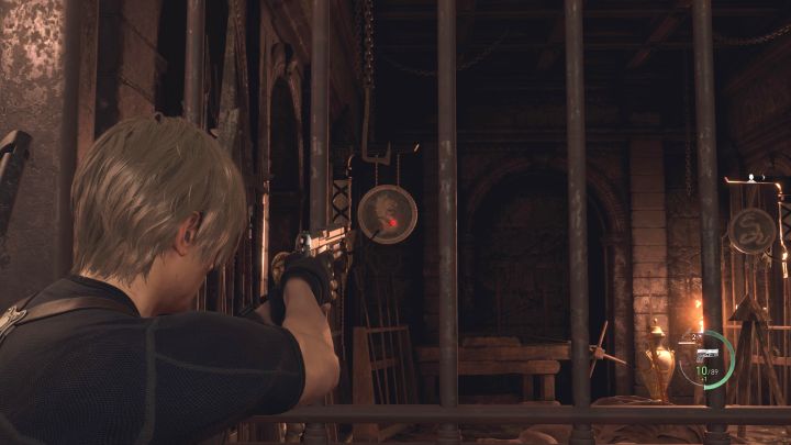 Musicie teraz użyć broni palnej żeby trafić w 2 pozostałe dzwony z symbolami pokrywającymi się z tych z zamkniętej bramki - Resident Evil 4 Remake: Zagadka z mieczami z Treasury (rozdział 7) - Resident Evil 4 Remake - poradnik do gry