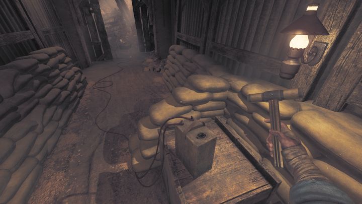 Umieśćcie dynamit przy gruzach, a detonator włóżcie w miejsce widoczne na zdjęciu - Amnesia The Bunker: Opis przejścia - Amnesia The Bunker - poradnik do gry