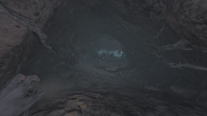 Za kilkoma beczkami, które stoją w rogu, znajduje się ukryta grota - Amnesia The Bunker: Opis przejścia - Amnesia The Bunker - poradnik do gry