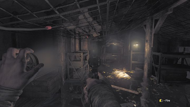 Po lewej stronie znajduje się urządzenie, jednak nie zadziała, póki nie pociągniecie za wajchę, która jest po drugiej stronie - Amnesia The Bunker: Opis przejścia - Amnesia The Bunker - poradnik do gry