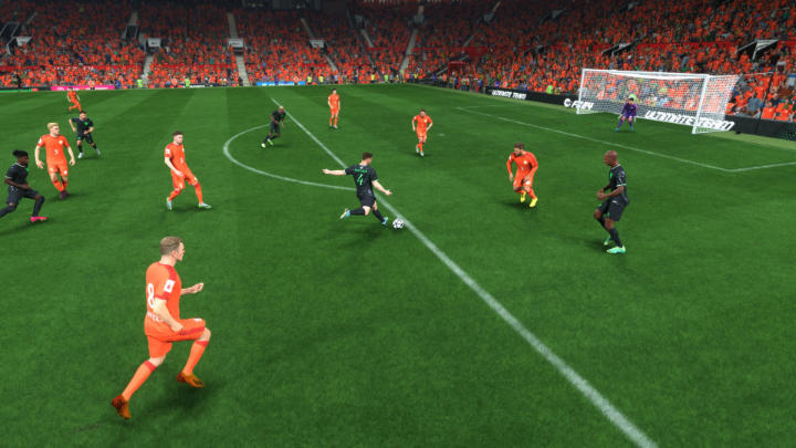 Mocny strzał (L1+R1+O/LB+RB+B) jest zdecydowanie mocniejszy i celniejszy niż zwykły strzał, ale wymaga więcej czasu na przygotowanie - EA Sports FC 24: Strzały na bramkę - EA Sports FC 24 - poradnik do gry