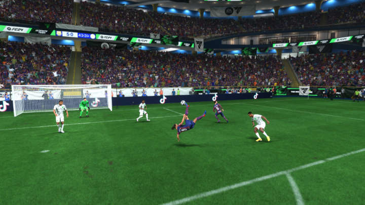Popisowy strzał (L2+O/LT+B), jak sama nazwa wskazuje, ma na celu zaprezentowanie widowiskowego wykonania - EA Sports FC 24: Strzały na bramkę - EA Sports FC 24 - poradnik do gry