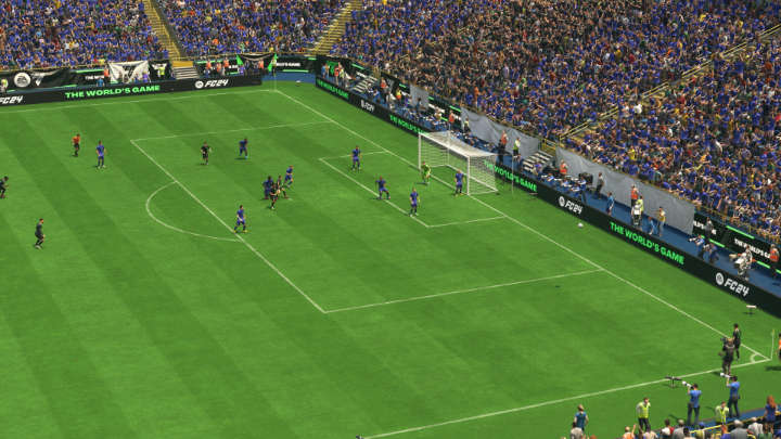 Podczas wykonywania klasycznego rzutu rożnego w EA FC 24, korzystając z lewego i prawego drążka, macie kontrolę nad tym, gdzie i z jaką rotacją zostanie podana futbolówka - EA Sports FC 24: Stałe fragmenty gry - EA Sports FC 24 - poradnik do gry