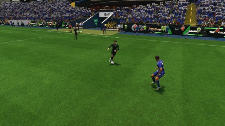 Aby skutecznie kontrolować futbolówkę w EA Sports FC 24, możecie wykorzystać specjalny tryb (L1/LB) oraz lewy analog, co pozwoli zawodnikowi płynnie manewrować i kontrolować ruch piłki - EA Sports FC 24: Gra w ataku - EA Sports FC 24 - poradnik do gry