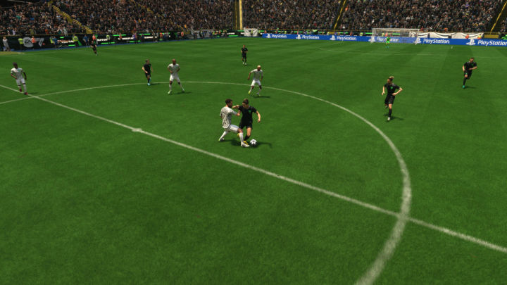 Podstawowym sposobem na odebranie piłki jest klasyczny odbiór (X/A), który często jest najlepszą i najbezpieczniejszą opcją - EA Sports FC 24: Gra w obronie - EA Sports FC 24 - poradnik do gry