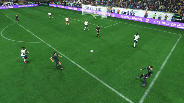 W wielu sytuacjach tradycyjne dośrodkowanie piłki górą jest najlepszym rozwiązaniem, aby dostarczyć ją w pole karne - EA Sports FC 24: Porady na start - EA Sports FC 24 - poradnik do gry