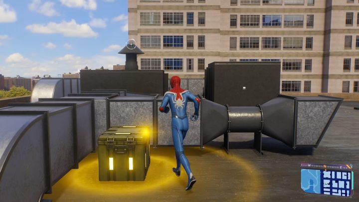 W złotych skrzynkach umieszczone są rzadkie części sprzętu, potrzebne do wykupienia zaawansowanej technologii ulepszenia kostiumu oraz gadżetów - Spider Man 2: Porady na start - Spider Man 2 - poradnik do gry