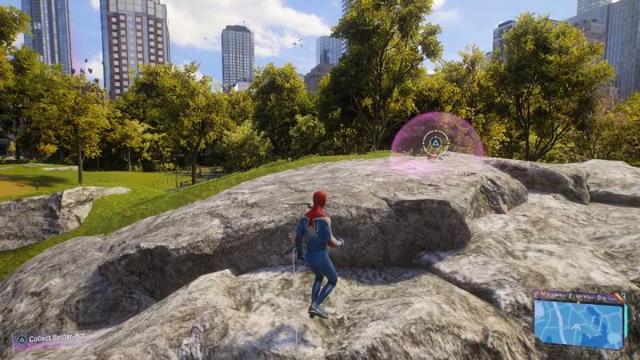 Ten Spider Bot leży na wielkim głazie na środku parku - Spider Man 2: Wszystkie Spider Boty lokacje - Spider Man 2 - poradnik do gry