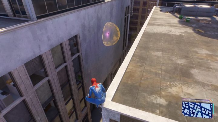 Ten Spider Bot jest na ścianie budynku, przy dachu - Spider Man 2: Wszystkie Spider Boty lokacje - Spider Man 2 - poradnik do gry