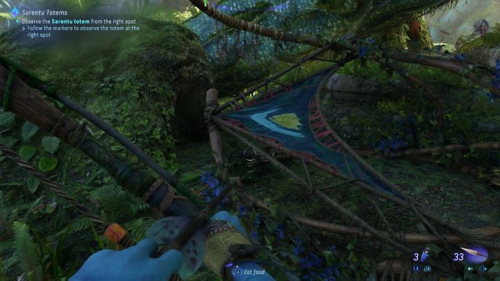 Totemy Sarentu otoczone są niebieskimi znacznikami w kształcie strzałek, takimi jak ten na obrazku powyżej - Avatar Frontiers of Pandora: Wszystkie totemy Sarentu - Avatar Frontiers of Pandora - poradnik do gry