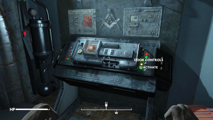 Nowo zdobyty PipBoy posłuży Wam też do otwarcia dużych drzwi - po interakcji z dużą konsolą z obrazka bohater umieści tymczasowo w niej PipBoya - Fallout London: Jak zdobyć PipBoya? - Fallout London - poradnik do gry