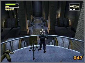 W środku można podążać tylko jedną drogą, więc nie powinieneś się zgubić (046) - Power Plant | Solucja | Freedom Fighters - Freedom Fighters - poradnik do gry