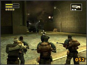 Z dachu patrząc na zachód, powinieneś zobaczyć na molo poharatanego chłopaka (051 ) , a po lewej więźniów - Warehouse District | Solucja | Freedom Fighters - Freedom Fighters - poradnik do gry