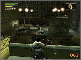 Przy gruzowisku z koparkom odbij w prawo i przejdź przez wyrwę w ścianie (062 ) - Movie Theater | Solucja | Freedom Fighters - Freedom Fighters - poradnik do gry