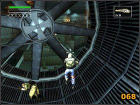 Zrazu ruszaj przykucnięty po schodach, jeśli nie chcesz, aby zobaczyli cię Rosjanie (067 ) - Baza sowiecka | Solucja | Freedom Fighters - Freedom Fighters - poradnik do gry