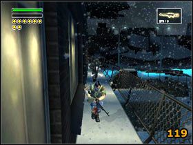 Po prawej jest otwarta sala lekcyjna (118) , a w niej rozwalone okno - High Scholl | Solucja | Freedom Fighters - Freedom Fighters - poradnik do gry