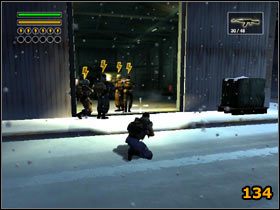 Pakuj się do budynku z wielkim świecącym postem (133) (134) (uważaj na żołnierzy po prawej) - Munitions depot | Solucja | Freedom Fighters - Freedom Fighters - poradnik do gry