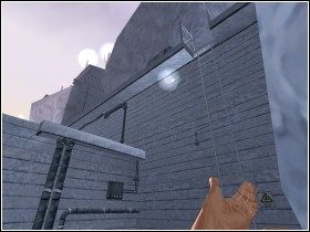 Drabina na dach prowadzi z placyku w rogu bazy za cysterną - [Solucja] Emerald Base cz.3 | XIII - XIII - poradnik do gry